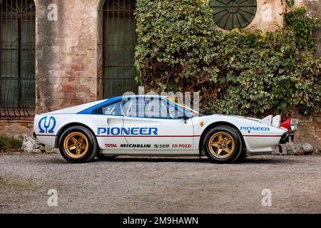 Seitenansicht des Ferrari 308GTB GR 4 Rallycar, parkt an der Straße Stockfoto