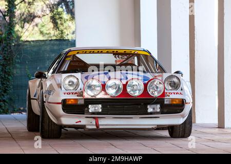 Vorderansicht des Ferrari 308GTB GR 4 Rallye-Autos, das auf der Straße geparkt ist Stockfoto