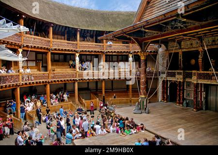 Innenansicht von William Shakespeares Globe Theatre mit Publikum, London, England, Großbritannien Stockfoto