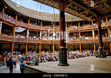 Innenansicht von William Shakespeares Globe Theatre mit Publikum, London, England, Großbritannien Stockfoto