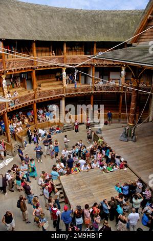 Innenansicht von William Shakespeares Globe Theatre mit Publikum, London, England, Großbritannien Stockfoto