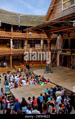 Innenansicht von William Shakespeares Globe Theatre mit Publikum, London, England, Großbritannien Stockfoto