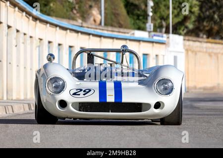 Vorderansicht des auf der Straße geparkten Sportwagens Lola T70 MkII Spyder Stockfoto