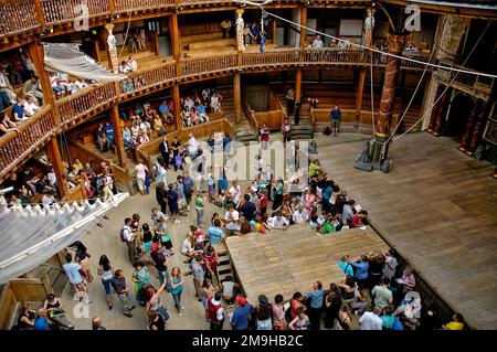 Innenansicht von William Shakespeares Globe Theatre mit Publikum, London, England, Großbritannien Stockfoto