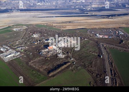 Erkelenz, Deutschland. 18. Januar 2023. Bagger zerstören die letzten Häuser des Dorfes Lützerath. Nach der Räumung der Klimaaktivisten soll das Dorf nun Platz für den Braunkohlebergbau machen. Kredit: Federico Gambarini/dpa/Alamy Live News Stockfoto