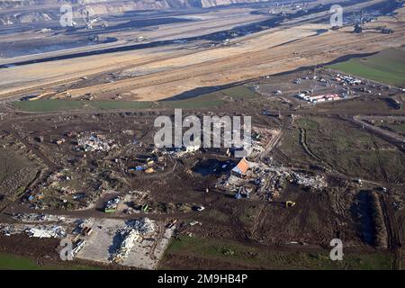 Erkelenz, Deutschland. 18. Januar 2023. Bagger zerstören die letzten Häuser des Dorfes Lützerath. Nach der Räumung der Klimaaktivisten soll das Dorf nun Platz für den Braunkohlebergbau machen. Kredit: Federico Gambarini/dpa/Alamy Live News Stockfoto