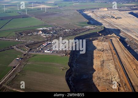 Erkelenz, Deutschland. 18. Januar 2023. Bagger zerstören die letzten Häuser des Dorfes Lützerath. Nach der Räumung der Klimaaktivisten soll das Dorf nun Platz für den Braunkohlebergbau machen. Kredit: Federico Gambarini/dpa/Alamy Live News Stockfoto