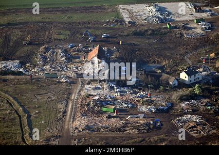 Erkelenz, Deutschland. 18. Januar 2023. Bagger zerstören die letzten Häuser des Dorfes Lützerath. Nach der Räumung der Klimaaktivisten soll das Dorf nun Platz für den Braunkohlebergbau machen. Kredit: Federico Gambarini/dpa/Alamy Live News Stockfoto