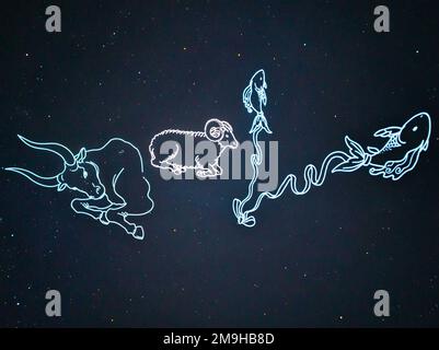 8. Januar 2023, Dnipro, Ukraine. Sternenkonstellationen von Taurus, Widder und Fische am Sternenhimmel im Planetarium. Stockfoto