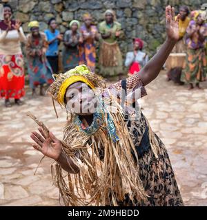 Echuya Batwa, oft als Pygmäen bekannt, tanzt im Südwesten Ugandas. Stockfoto