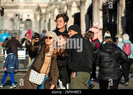 London, Großbritannien. 18. Januar 2023. Wintersonne im West End vor den Houses of Parliament. Kredit: JOHNNY ARMSTEAD/Alamy Live News Stockfoto