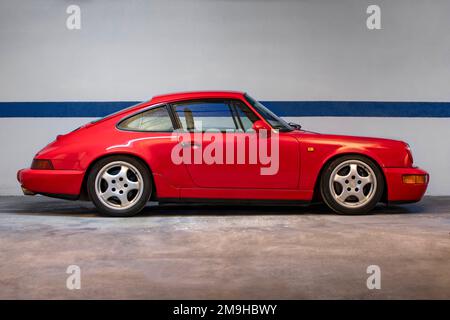 Seitenansicht des roten 1992 Porsche Carrera 911 RS 3,6-Liter Flat-Six Sportwagens Stockfoto