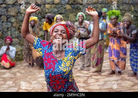 Echuya Batwa, oft als Pygmäen bekannt, tanzt im Südwesten Ugandas. Stockfoto