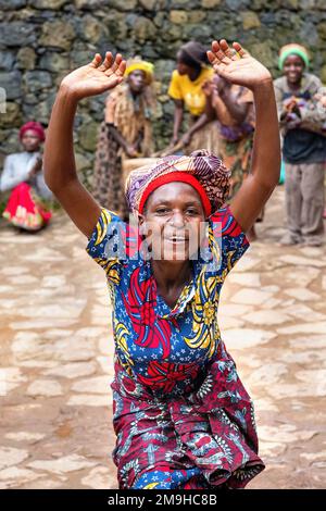 Echuya Batwa, oft als Pygmäen bekannt, tanzt im Südwesten Ugandas. Stockfoto