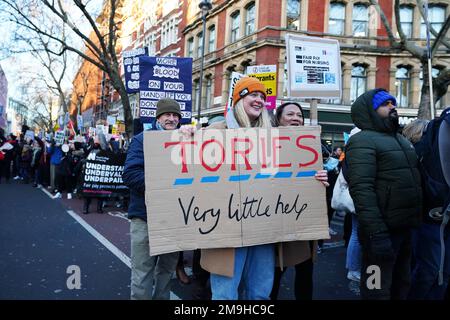 Demonstranten marschieren durch London, in Richtung Downing Street, während des Schwesternstreiks, gegen den Gesetzentwurf über Mindestserviceniveaus während der Streiks. Bilddatum: Mittwoch, 18. Januar 2023. Stockfoto