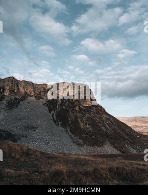 Ein vertikales Bild der malerischen Berge in der Nähe der Hochalpenstraße Grossglockner in Österreich Stockfoto