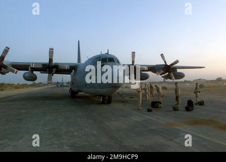 In der Abenddämmerung sichern Marines des Marine Aerial Tanker Transport Squadron-352 (VMGR-352) nach einem Tag in Afghanistan zur Unterstützung der Operation DAUERHAFTE FREIHEIT ihr KC-130/R. Subjekt Operation/Serie: DAUERHAFTE FREIHEIT Land: Unbekannte Szene Hauptkommando gezeigt: VMGR-352 Stockfoto