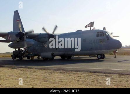 Marines von der Transportstaffel VMGR-352 (VMGR-352), (Jäger) entladen ihre KC-130/R, die gerade während der Operation DAUERHAFTE FREIHEIT auf einer vorderen Landebahn angekommen sind. Subjekt Operation/Serie: DAUERHAFTE FREIHEIT Land: Unbekannte Szene Hauptkommando gezeigt: VMGR-352 Stockfoto