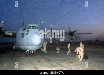 In der Abenddämmerung sichern Marines des Marine Aerial Tanker Transport Squadron-352 (VMGR-352) nach einem Tag in Afghanistan zur Unterstützung der Operation DAUERHAFTE FREIHEIT ihr KC-130/R. Subjekt Operation/Serie: DAUERHAFTE FREIHEIT Land: Unbekannte Szene Hauptkommando gezeigt: VMGR-352 Stockfoto