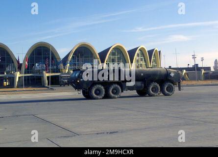 Ein M978 Fueler HEMTT (Heavy Expanded Mobility Tactical Truck) fährt vor dem Flughafen Kandahar während des Betriebs „ENDURING FREEDOM“ vorbei. Subjekt Operation/Serie: DAUERHAFTE FREIHEIT Land: Unbekannte Szene Hauptkommando gezeigt: VMGR-352 Stockfoto