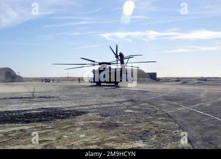 Auf einer vorwärts fahrenden Landebahn im Gebiet DER DAUERHAFTEN FREIHEIT fährt ein CH-53E Super-Hengst vom Marine Medium Helicopter Squadron-163 (HMM-163) an Ort und Stelle, um während des Einsatzes DER DAUERHAFTEN FREIHEIT Marines aus der 26. Marine Expeditionary Unit (Special Operations Capable) (SOC) zu verlassen. Subjekt Operation/Serie: DAUERHAFTE FREIHEIT Land: Unbekannte Szene Hauptkommando gezeigt: VMGR-352 Stockfoto