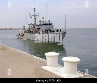 Eine Steuerbordansicht der US Navy (USN) OSPREY CLASS (MINEHUNTER COASTAL), USS Shrike (MHC 62), die am Pier am Naval Station Ingleside, Texas (TX) entlang unterwegs ist und nach einem zweimonatigen Einsatz zur Unterstützung der gemeinsamen Task FORCE 2002-1 (JTF 02-1) nach Hause zurückkehrt. Betrifft Operation/Serie: JOINT TASK FORCE 2002-1 Base: Naval Station, Ingleside State: Texas (TX) Land: Vereinigte Staaten von Amerika (USA) Stockfoto