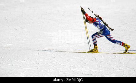 Die Weltklasse-Sportlerin Sergeant Kristina Sabasteanski, USA, nimmt an der Biathlon-Veranstaltung Teil und hält sich mit ihrem .22-Kaliber-Bolzengewehr auf dem Rücken geschmeidig, bevor ihr Bein beim 4 X 7,5km-Relay-Wettkampf der Frauen die OLYMPISCHEN WINTERSPIELE 2002 spielte. Der Relay-Wettkampf besteht aus vier Teammitgliedern, die jeweils 7,5 km fahren müssen, mit zwei Abschussrampen, einer in Bauchlage und einer im Stehen, die jeweils mit einem nicht gestützten Gewehr gegeneinander antreten. Team USA beendete das Rennen auf dem 15. Platz, 13:21,0 hinter dem Anführer. Betreff Operation/Serie: OLYMPISCHE WINTERSPIELE 2002 Basis: Salt Lake City Bundesstaat: Utah (UT) Land: Vereinigte Staaten von Stockfoto