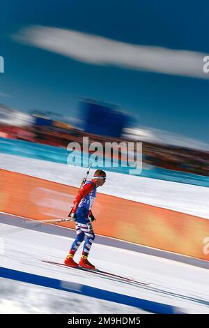 Auf Skiern gleitet der World Class Athlete SPECIALIST (SPC) Jeremy Teela, USA, während der 12,5km-km-Jagd der Männer in Soldier Hollow bei den Olympischen Winterspielen 2002 in den Schießstand. SPC Teela hat das Rennen 21., 2:43,5 hinter dem Anführer beendet. Betreff Operation/Serie: OLYMPIABASIS 2002: Salt Lake City Bundesstaat: Utah (UT) Land: Vereinigte Staaten von Amerika (USA) Stockfoto