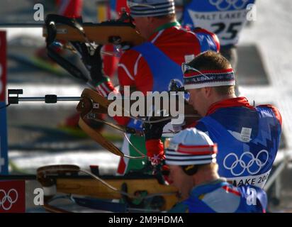 Bei der Teilnahme am Biathlon-Event zielt Jeremy Teela (USA), World Class Athlete SPECIALIST (SPC), während der dritten Runde des Männer-Verfolgungswettbewerbs 12,5km in Soldier Hollow bei den OLYMPISCHEN WINTERSPIELEN 2002 auf seine Ziele. SPC Teela hat das Rennen 21., 2:43,5 hinter dem Anführer beendet. Betreff Operation/Serie: OLYMPISCHE WINTERSPIELE 2002 Basis: Salt Lake City Bundesstaat: Utah (UT) Land: Vereinigte Staaten von Amerika (USA) Stockfoto