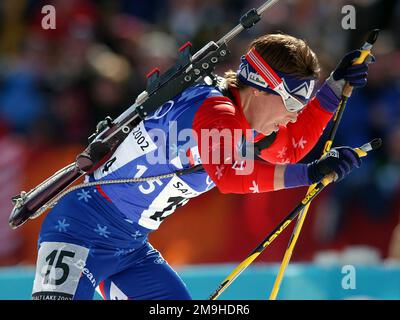 Im Biathlon-Wettkampf geht die Weltklasse-Sportlerin Sergeant Kristina Sabasteanski, USA, den Eröffnungshügel hinauf, mit ihrem .22-Kaliber-Bolzengewehr auf dem Rücken, während ihr Ankerbein beim 4 X 7,5km-Relay-Wettkampf der Frauen in den OLYMPISCHEN WINTERSPIELEN 2002. Der Relay-Wettkampf besteht aus vier Teammitgliedern, die jeweils 7,5 km fahren müssen, mit zwei Abschussrampen, einer in Bauchlage und einer im Stehen, die jeweils mit einem nicht gestützten Gewehr gegeneinander antreten. Team USA beendete das Rennen auf dem 15. Platz, 13:21,0 hinter dem Anführer. Betreff Operation/Serie: OLYMPISCHE WINTERSPIELE 2002 Basis: Salt Lake City Bundesstaat: UT Stockfoto