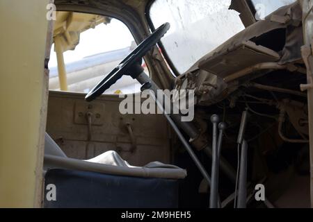 Kairo, Ägypten, Januar 7 2023: Interieur des alten Retro-Fahrzeugs mit dem russischen P-15-Radar der UdSSR, der Sowjetunion der ägyptischen Nationalmilit Stockfoto