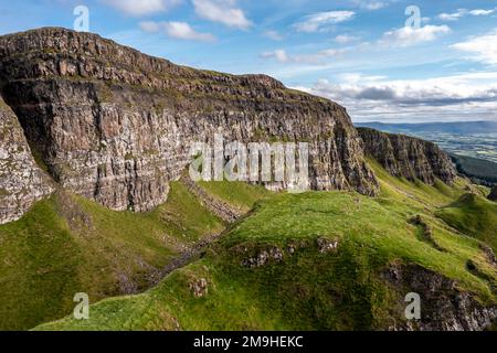 Der wunderschöne Berg Binevenagh in der Nähe von Limavady in Nordirland, Großbritannien. Stockfoto