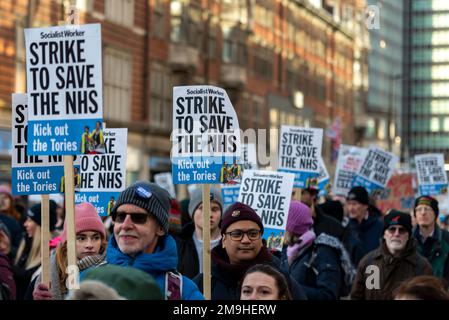 London, Großbritannien. 18. Januar 2023. Es findet eine Protestkundgebung und ein marsch statt, um streikende Gesundheitspersonal zu unterstützen, die bessere Löhne und Arbeitsbedingungen fordern. Demonstranten versammelten sich außerhalb der UCL und marschierten zur Downing Street mit Botschaften für die Regierung. Streik, um das NHS-Plakat zu retten Stockfoto