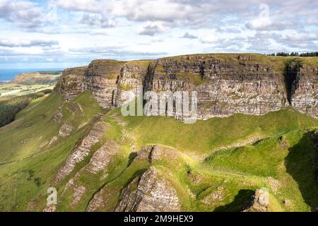 Der wunderschöne Berg Binevenagh in der Nähe von Limavady in Nordirland, Großbritannien. Stockfoto