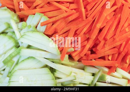 Gemischte Gemüseschneiden, Karotten und Zucchini, Gemüse schneiden. Nahaufnahme, Textur Stockfoto