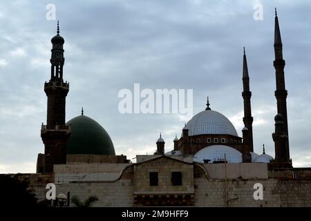 Kairo, Ägypten, Januar 7 2023: Die große Moschee von Muhammad Ali Pasha oder Alabaster Moschee in der Zitadelle von Kairo und der Sultan Al-Nasir Muhammad ibn Qala Stockfoto