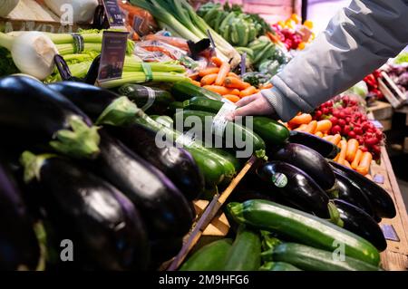 Neubiberg, Deutschland. 18. Januar 2023. Ein Mann steht auf einer Ausstellung im Obst- und Gemüsesegment eines Supermarkts. Angesichts der hohen Inflation erwarten die Verbraucherverbände einen weiteren Anstieg der Lebensmittelpreise. Kredit: Sven Hoppe/dpa/Alamy Live News Stockfoto