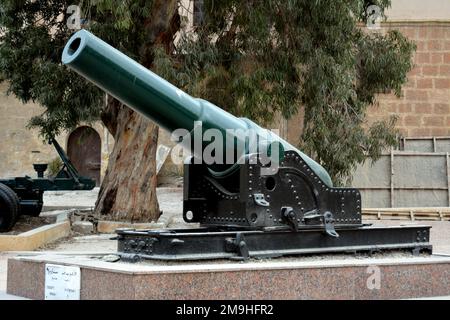 Kairo, Ägypten, Januar 7 2023: Alte alte alte Waffe der Armstrong-Küstengewehrkanone aus dem Ägyptischen Nationalmilitäriemuseum in der Zitadelle von Kairo, offiziell Stockfoto