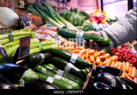 Neubiberg, Deutschland. 18. Januar 2023. Ein Mann steht auf einer Ausstellung im Obst- und Gemüsesegment eines Supermarkts. Angesichts der hohen Inflation erwarten die Verbraucherverbände einen weiteren Anstieg der Lebensmittelpreise. Kredit: Sven Hoppe/dpa/Alamy Live News Stockfoto