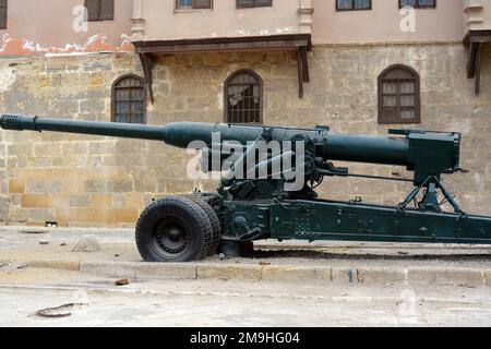 Kairo, Ägypten, Januar 7 2023: Küstengewehrkanone UdSSR Sowjetunion, die im Oktober 1973 im Krieg vom Ägyptischen Nationalmilitamuseum in der Kairo-Zitade eingesetzt wurde Stockfoto