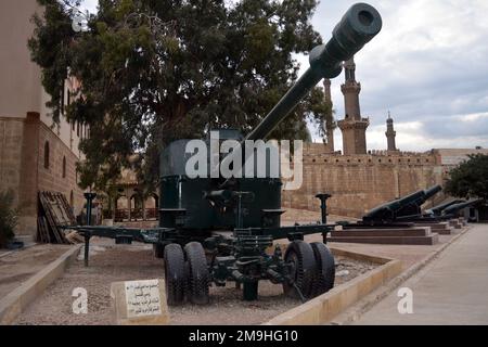 Kairo, Ägypten, Januar 7 2023: Küstengewehrkanone UdSSR Sowjetunion, die im Oktober 1973 im Krieg vom Ägyptischen Nationalmilitamuseum in der Kairo-Zitade eingesetzt wurde Stockfoto