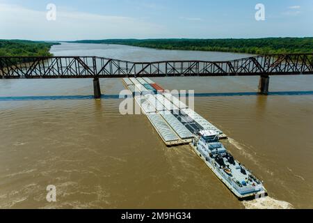 Luftkahn auf dem Mississippi River unter der Union Pacific RR Bridge in der Nähe von Thebes, Alexander County, Illinois, USA Stockfoto