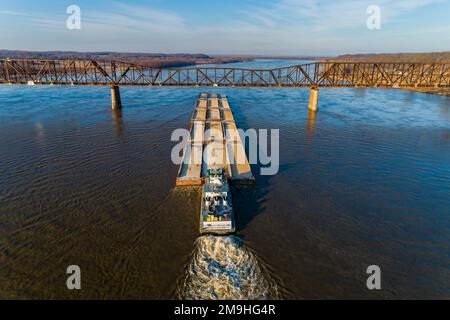 Luftkahn auf dem Mississippi River unter der Union Pacific RR Bridge in der Nähe von Thebes, Alexander County, Illinois, USA Stockfoto