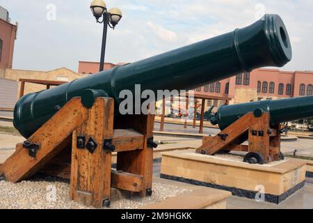 Kairo, Ägypten, Januar 7 2023: Alte Küstenwaffe, die in alten Kriegen verwendet wurde, aus dem Ägyptischen Nationalmilitätshaus in der Zitadelle von Kairo, offizielles Militärmuseum, Sele Stockfoto