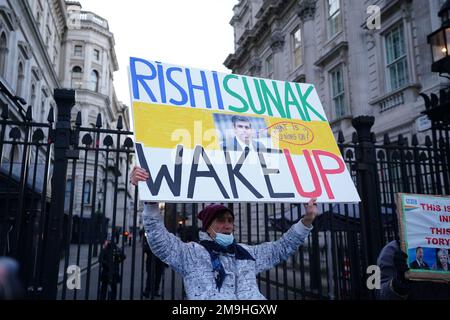 Demonstranten außerhalb der Downing Street, London, während des Schwesternstreiks, gegen den Gesetzentwurf über Mindestserviceniveaus während der Streiks. Bilddatum: Mittwoch, 18. Januar 2023. Stockfoto