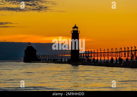 Grand Haven Lighthouse bei Sonnenuntergang, Lake Michigan, Grand Haven, Michigan, USA Stockfoto