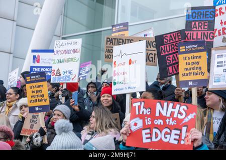 London, Großbritannien. 18. Januar 2023. NHS-Krankenschwestern schlagen Streikposten am UCL-Krankenhaus London UK Credit: Ian Davidson/Alamy Live News Stockfoto