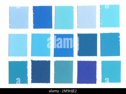 Ein Mosaik aus blauen Farbmustern auf weißem Hintergrund. Stockfoto