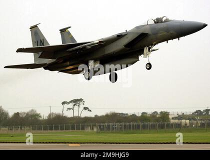 Ein US Air Force (USAF) F-15C Eagle aus dem 493. Fighter Squadron (FS), 48. Fighter Wing (FW), Royal Air Force Base Lakenheath, Vereinigtes Königreich, kehrt von einer Mission-essentiellen Trainingseinheit zurück, um die Verpflichtungen des europäischen Kommandos der Vereinigten Staaten (USEUCOM) und der Nordatlantikvertrags-Organisation (NATO) zu unterstützen. Basis: RAF Lakenheath Country: Vereinigtes Königreich (GBR) Stockfoto