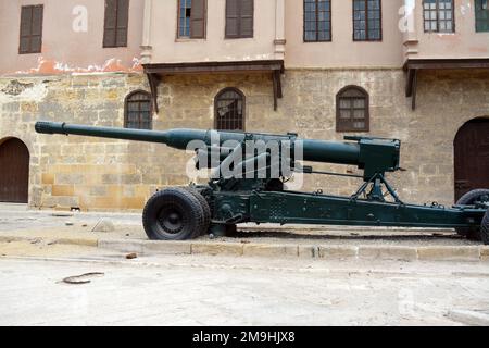 Kairo, Ägypten, Januar 7 2023: Küstengewehrkanone UdSSR Sowjetunion, die im Oktober 1973 im Krieg vom Ägyptischen Nationalmilitamuseum in der Kairo-Zitade eingesetzt wurde Stockfoto